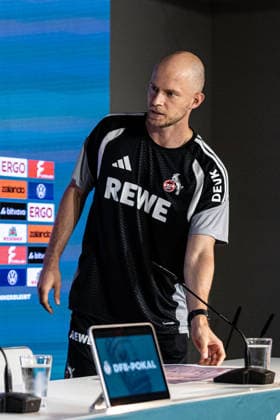 Pressekonferenz, 1.FC Köln, 21.08.2026 Rene Wagner (Cheftrainer) Pressekonferenz von 1.FC Köln vor dem Pokalspiel gegen Würzburger Kickers; 21.08.2026 DFL regulations prohibit any use of photographs as image sequences and or quasi video. *** Press Conference, 1 FC Köln, August 21, 2026: Rene Wagner, Head Coach—1 FC Köln press conference ahead of the cup match against Würzburger Kickers on August 21, 2026. DFL regulations prohibit any use of photographs as image sequences and or quasi-video. Copyright: xBEAUTIFULxSPORTS Buriakovx