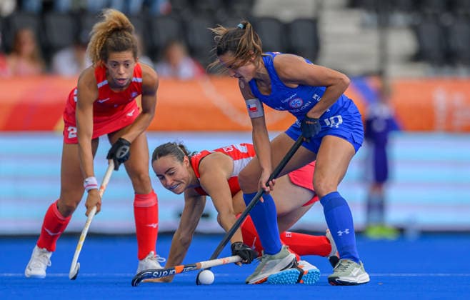 Hockey World Cup Day Seven Fiona Crackles of England makes a last ditch tackle on Manuela Urroz of Chile during the match against Chile in the Pool G classification group in the 2026 FIH Hockey World Cup at Wagener Stadium, Amstelveen 21 08 2026 UK Newspapers OUT Copyright: xGraemexWilcocksonx FIL-23806-0008