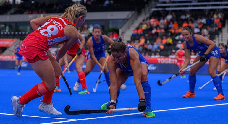Hockey World Cup Day Seven Katie Curtis of England drives across during D and strikes the leg of the Constanza Palma of Chile earning a short corner in the Pool G classification group in the 2026 FIH Hockey World Cup at Wagener Stadium, Amstelveen 21 08 2026 UK Newspapers OUT Copyright: xGraemexWilcocksonx FIL-23806-0019