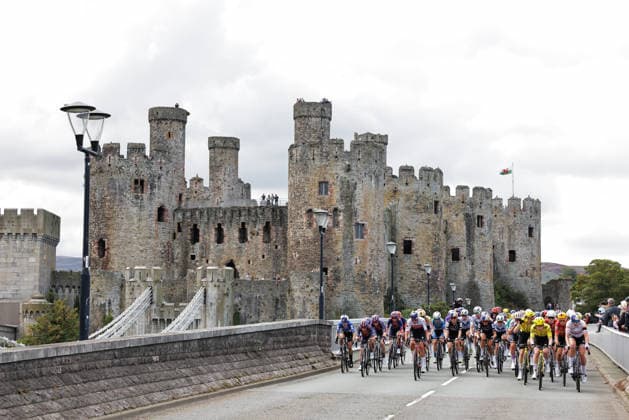 2026 Lloyds Tour of Britain Women Picture by Alex Whitehead SWpix.com - 21 08 2026 - Cycling - UCI Women s World Tour - 2026 Lloyds Tour of Britain Women - Stage 3: Mold to The Great Orme (104.7km) - The peloton as they pass Conwy Castle Copyright: x xSWpix.comx(t axPhotographyxHubxLtd)xAlexxWhitehead SWpix.comx SWP-3030-18591