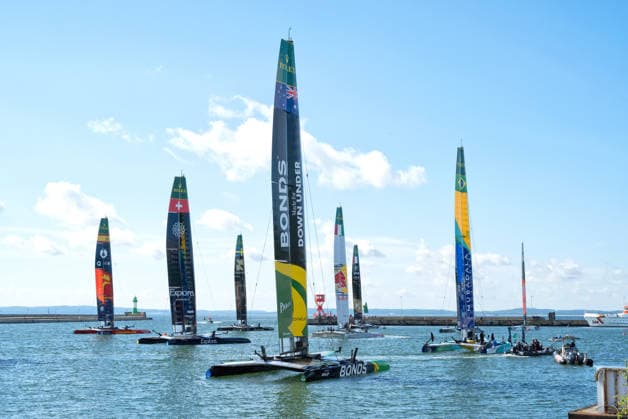 Sport Bilder des Tages Sail GP Germany Sassnitz 2026 - Trainingsrennen am Freitag Die F 50 - Rennkatamarane warten im Hafen von Sassnitz ain den Bojen auf ihren ersten Einsatz Sassnitz Ostsee Mecklenburg-Vorpommern Deutschland *** Sail GP Germany Sassnitz 2026: Practice Races on Friday. The F50 racing catamarans are waiting at the buoys in the port of Sassnitz for their first race. Sassnitz, Baltic Sea, Mecklenburg-Western Pomerania, Germany