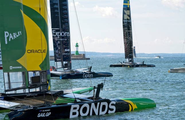 Sail GP Germany Sassnitz 2026 - Trainingsrennen am Freitag Die F 50 - Rennkatamarane warten im Hafen von Sassnitz ain den Bojen auf ihren ersten Einsatz Sassnitz Ostsee Mecklenburg-Vorpommern Deutschland *** Sail GP Germany Sassnitz 2026: Practice Races on Friday. The F50 racing catamarans are waiting at the buoys in the port of Sassnitz for their first race. Sassnitz, Baltic Sea, Mecklenburg-Western Pomerania, Germany