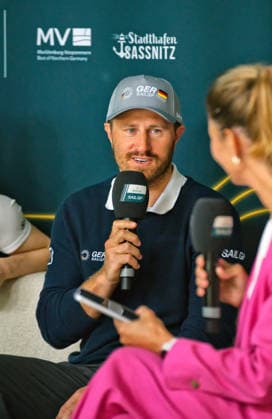 Sail GP Germany Sassnitz 2026 Eröffnungspressekonferenz - Erik Kosegarten-Heil, Driver des Teams Deutsche Bank Germany, im Interview durch Kristin Recke Sassnitz Ostsee Mecklenburg-Vorpommern Deutschland *** Sail GP Germany Sassnitz 2026 Opening Press Conference: Interview with Erik Kosegarten Heil, driver for Team Deutsche Bank Germany, conducted by Kristin Recke in Sassnitz, Baltic Sea, Mecklenburg-Western Pomerania, Germany