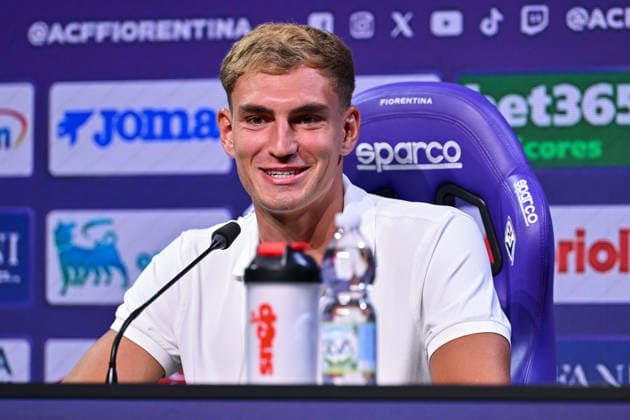 IPA87665608 - ACF Fiorentina forward Mateo Pellegrino speaks during a press conference, PK, Pressekonferenz held to introduce ACF Fiorentina s new player, Mateo Pellegrino, ahead of an Italian Serie A soccer match in Bagno a Ripoli (FI), Italy, on August 21, 2026  Copyright: xLisaxGuglielmi IPAxSportx xx 87665608