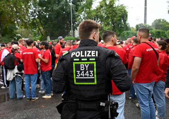 DFB-Pokal 2026 27 1. Runde Carl-Benz-Stadion SV Waldhof Mannheim (svw) - 1. FC Kaiserslautern (fck) Großes Polizeiaufgebot in Mannheim DFB-Pokal *** 2026-27 DFB Cup, First Round, Carl Benz Stadium, SV Waldhof Mannheim (SVW 1) vs. FC Kaiserslautern (FCK), Large Police Presence in Mannheim, DFB Cup