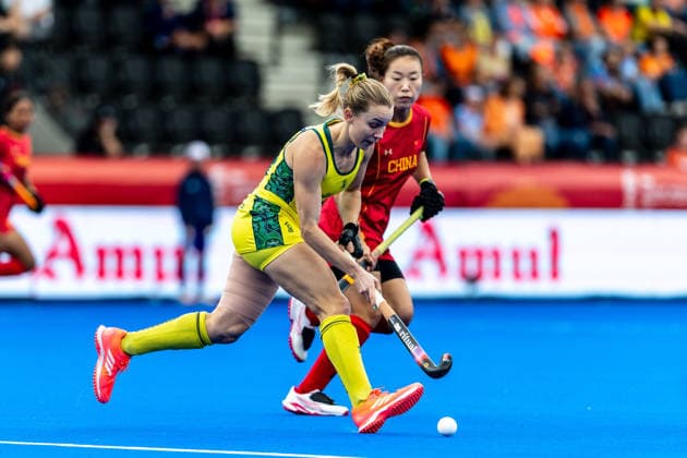 FIH Hockey World Cup: China v Australia Women AMSTELVEEN, NL - AUGUST 21: Stephanie Kershaw of Australia and Ning Ma of China during the FIH Hockey World Cup match between China and Australia Women at Wagener Stadion on August 21, 2026 in Amstelveen, Netherlands. Amstelveen Wagener Stadion Netherlands Content not available for redistribution in The Netherlands directly or indirectly through any third parties. Copyright: xMarcelxvanxPlateringenx