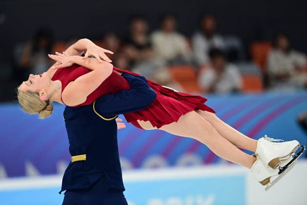 (260821) -- XI AN, Aug. 21, 2026 -- Summer Homick (top) Nicholas Buelow of Canada perform during the free dance of ice dance at ISU Figure skating, Eiskunstlauf Junior Grand Prix Xi an 2026 in Xi an, northwest China s Shaanxi Province, Aug. 21, 2026. ) (SP)CHINA-XI AN-FIGURE SKATING-ISU JUNIOR GRAND PRIX XI AN 2026 (CN) ZouxJingyi 