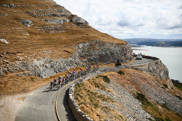 2026 Lloyds Tour of Britain Women Picture by Olly Hassell SWpix.com - 21 08 2026 - Cycling - UCI Women s World Tour - 2026 Lloyds Tour of Britain Women - Stage 3: Mold to The Great Orme (104.7km) - The peloton on the final climb to the Great Orme Copyright: x xSWpix.comx(t axPhotographyxHubxLtd)xOllyxHassell SWpix.comx SWP-3030-18642