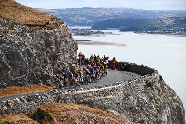 2026 Lloyds Tour of Britain Women Picture by Olly Hassell SWpix.com - 21 08 2026 - Cycling - UCI Women s World Tour - 2026 Lloyds Tour of Britain Women - Stage 3: Mold to The Great Orme (104.7km) - The peloton on the final climb to the Great Orme Copyright: x xSWpix.comx(t axPhotographyxHubxLtd)xOllyxHassell SWpix.comx SWP-3030-18649