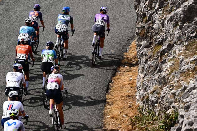 2026 Lloyds Tour of Britain Women Picture by Olly Hassell SWpix.com - 21 08 2026 - Cycling - UCI Women s World Tour - 2026 Lloyds Tour of Britain Women - Stage 3: Mold to The Great Orme (104.7km) - The peloton on the final climb to the Great Orme Copyright: x xSWpix.comx(t axPhotographyxHubxLtd)xOllyxHassell SWpix.comx SWP-3030-18651