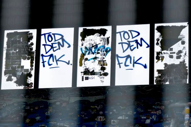 Schmierereien im Gästeblock, Fanblock des 1. FC Kaiserslautern, Tod dem FCK, Protest, Protestaktion der Waldhof-Fans, protestieren, Aktion, Action, Rivalität, Risikospiel, Hochsicherheitsspiel, Fußballspiel mit einem erhöhten Sicherheitsrisiko, das Spiel wurde im Vorfeld als Hochrisikospiel eingestuft, 21.08.2026, Mannheim (Deutschland), Fussball, DFB-Pokal, 1. Runde, SV Waldhof Mannheim - 1. FC Kaiserslautern, DFB DFL REGULATIONS PROHIBIT ANY USE OF PHOTOGRAPHS AS IMAGE SEQUENCES AND OR QUASI-VIDEO. *** Graffiti in the visitors section, 1. FC Kaiserslautern fan section, Death to FCK, protest, protest action by Waldhof fans, protesting, action, rivalry, high-risk match, high-security match, soccer match with an elevated security risk; the match was classified as a high-risk match in advance, August 21, 2026, Mannheim, Germany, soccer, DFB Cup, 1st round, SV Waldhof Mannheim vs. 1 FC Kaiserslautern, DFB and DFL regulations prohibit any use of photographs as image sequences and or quasi-video xozx