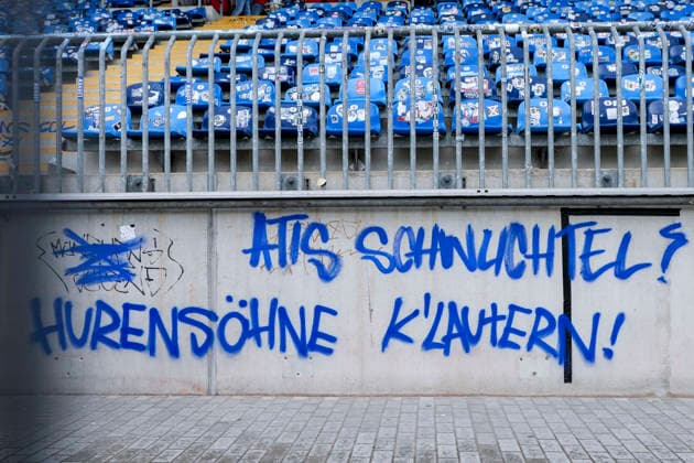 Schmierereien im Gästeblock, Fanblock des 1. FC Kaiserslautern, Hurensöhne K Lautern, Protest, Protestaktion der Waldhof-Fans, protestieren, Aktion, Action, Rivalität, Risikospiel, Hochsicherheitsspiel, Fußballspiel mit einem erhöhten Sicherheitsrisiko, das Spiel wurde im Vorfeld als Hochrisikospiel eingestuft, 21.08.2026, Mannheim (Deutschland), Fussball, DFB-Pokal, 1. Runde, SV Waldhof Mannheim - 1. FC Kaiserslautern, DFB DFL REGULATIONS PROHIBIT ANY USE OF PHOTOGRAPHS AS IMAGE SEQUENCES AND OR QUASI-VIDEO. *** Graffiti in the visitors section, 1 FC Kaiserslautern fan section, Sons of Bitches K Lautern, protest, protest action by Waldhof fans, protesting, action, rivalry, high-risk match, high-security match, soccer match with an elevated security risk, the match was classified as a high-risk match in advance, August 21, 2026, Mannheim, Germany, soccer, DFB Cup, 1st round, SV Waldhof Mannheim vs. 1 FC Kaiserslautern, DFB and DFL regulations prohibit any use of photographs as image sequences and or quasi-video xozx