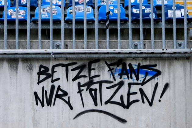 Schmierereien im Gästeblock, Fanblock des 1. FC Kaiserslautern, Betzefans nur Fotzen, Protest, Protestaktion der Waldhof-Fans, protestieren, Aktion, Action, Rivalität, Risikospiel, Hochsicherheitsspiel, Fußballspiel mit einem erhöhten Sicherheitsrisiko, das Spiel wurde im Vorfeld als Hochrisikospiel eingestuft, 21.08.2026, Mannheim (Deutschland), Fussball, DFB-Pokal, 1. Runde, SV Waldhof Mannheim - 1. FC Kaiserslautern, DFB DFL REGULATIONS PROHIBIT ANY USE OF PHOTOGRAPHS AS IMAGE SEQUENCES AND OR QUASI-VIDEO. *** Graffiti in the visitors section, 1 FC Kaiserslautern fan section, Betze fans are just pussies, protest, protest action by Waldhof fans, protesting, action, rivalry, high-risk match, high-security match, soccer match with an increased security risk, the match was classified as a high-risk match in advance, August 21, 2026, Mannheim, Germany, soccer, DFB Cup, Round 1, SV Waldhof Mannheim vs. 1 FC Kaiserslautern, DFB and DFL regulations prohibit any use of photographs as image sequences and or quasi-video xozx