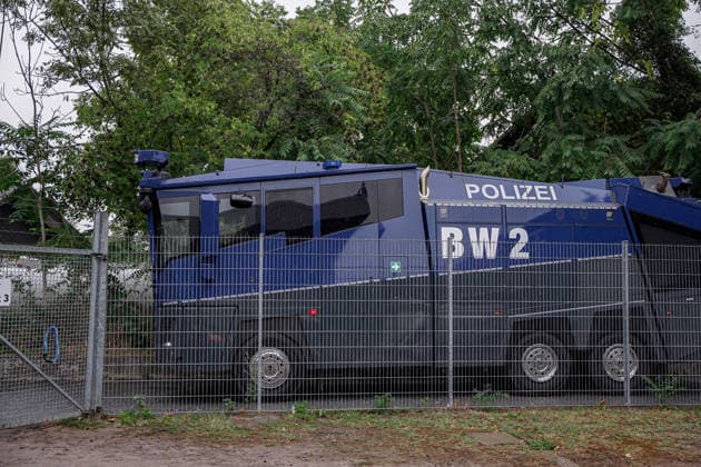 Deutschland: Fussball Saison 2026 2027 , DFB-Pokal Runde 1 1. Runde , SV Waldhof Mannheim vs. 1. FC Kaiserslautern - Carl-Benz-Stadion (Mannheim) : Polizist, Polizei, Polizeieinsatz, Polizeiauto, Wasserwerfer Mannheim Carl-Benz-Stadion Deutschland Germany *** Germany Soccer Season 2026–2027, DFB Cup Round 1, SV Waldhof Mannheim vs. 1. FC Kaiserslautern, Carl Benz Stadium, Mannheim: police officer, police, police operation, police car, water cannon, Mannheim, Carl Benz Stadium, Germany Copyright: xBennetxLongx