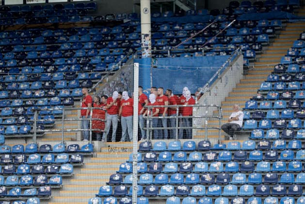 21.08.2026, xhettx, Fussball DFB Pokal 1.Runde, SV Waldhof Mannheim - 1.FC Kaiserslautern v.l. Kurz vor dem Blocksturm, Lauternfans (DFL DFB REGULATIONS PROHIBIT ANY USE OF PHOTOGRAPHS as IMAGE SEQUENCES and or QUASI-VIDEO) *** August 21, 2026, xhettx, Soccer DFB Cup First Round, SV Waldhof Mannheim 1 FC Kaiserslautern v l Just before the fan invasion, Kaiserslautern fans DFL DFB REGULATIONS PROHIBIT ANY USE OF PHOTOGRAPHS as IMAGE SEQUENCES and or QUASI-VIDEO