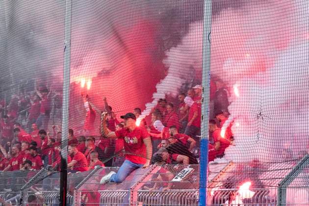 Die Fans vom 1. FC Kaiserslautern zünden beim Einmarsch in der Fankurve Pyrotechnik, Stimmung im Stadion, Atmosphäre, Pyro, Pyros, Ultras, Zuschauer, Fanblock, Chaoten, Bengalo, Bengalos, Feuerwerk, flare, 21.08.2026, Mannheim (Deutschland), Fussball, DFB-Pokal, 1. Runde, SV Waldhof Mannheim - 1. FC Kaiserslautern, DFB DFL REGULATIONS PROHIBIT ANY USE OF PHOTOGRAPHS AS IMAGE SEQUENCES AND OR QUASI-VIDEO. *** Fans of 1 FC Kaiserslautern set off pyrotechnics as they march into the fan section; stadium atmosphere, pyro, Ultras, spectators, fan block, troublemakers, Bengalo, Bengalos, fireworks, flare, August 21, 2026, Mannheim, Germany, soccer, DFB Cup, 1st round, SV Waldhof Mannheim vs. 1 FC Kaiserslautern, DFB and DFL regulations prohibit any use of photographs as image sequences and or quasi-video xozx