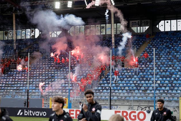 21.08.2026, xhettx, Fussball DFB Pokal 1.Runde, SV Waldhof Mannheim - 1.FC Kaiserslautern v.l. Blocksturm der Gäste mit Pyro (DFL DFB REGULATIONS PROHIBIT ANY USE OF PHOTOGRAPHS as IMAGE SEQUENCES and or QUASI-VIDEO) *** August 21, 2026, xhettx, Soccer DFB Cup 1st Round, SV Waldhof Mannheim 1 FC Kaiserslautern v l The visitors’ block attack with pyro DFL DFB REGULATIONS PROHIBIT ANY USE OF PHOTOGRAPHS as IMAGE SEQUENCES and or QUASI-VIDEO