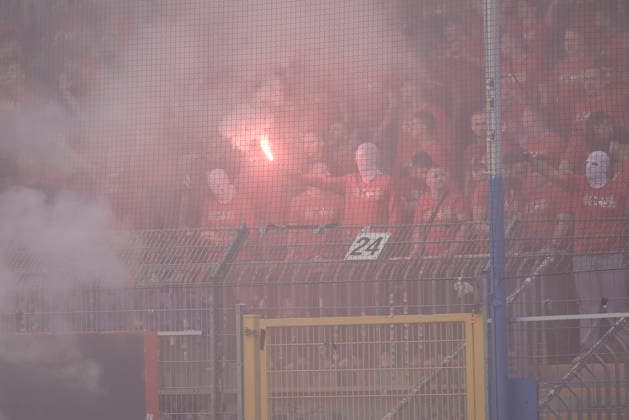 21.08.2026, xhettx, Fussball DFB Pokal 1.Runde, SV Waldhof Mannheim - 1.FC Kaiserslautern v.l. Pyro im Gästeblock (DFL DFB REGULATIONS PROHIBIT ANY USE OF PHOTOGRAPHS as IMAGE SEQUENCES and or QUASI-VIDEO) *** August 21, 2026, xhettx, Soccer DFB Cup 1st Round, SV Waldhof Mannheim 1 FC Kaiserslautern v l Pyro in the visitors section DFL DFB REGULATIONS PROHIBIT ANY USE OF PHOTOGRAPHS as IMAGE SEQUENCES and or QUASI-VIDEO