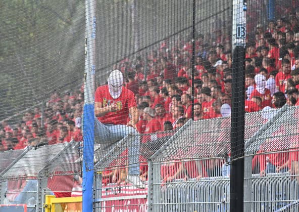DFB-Pokal 2026 27 1. Runde Carl-Benz-Stadion SV Waldhof Mannheim (svw) - 1. FC Kaiserslautern (fck) FCK-Fan versucht das Netz zu zerschneiden DFB-Pokal *** 2026-27 DFB Cup, First Round, Carl Benz Stadium, SV Waldhof Mannheim (SVW 1) vs. FC Kaiserslautern (FCK), FCK fan tries to cut the net, DFB Cup