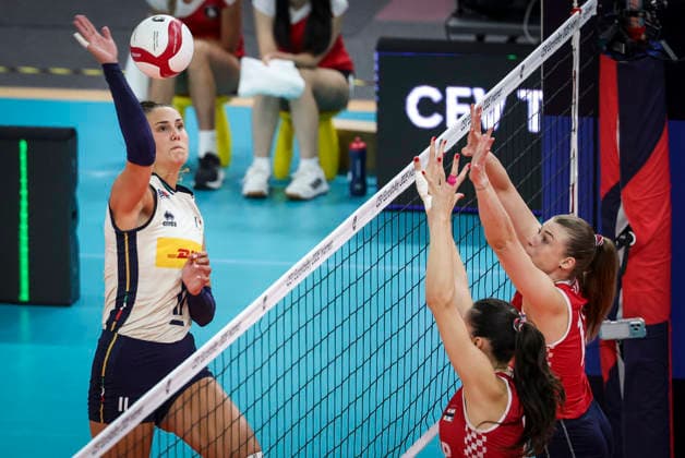 GOTHENBURG, SWEDEN 20260821 Italy s Anna Danesi (left) in action during the women s EuroVolley 2026 European Championship, EM, Europameisterschaft pool D match between Croatia and Italy at Scandinavium arena in Gothenburg, Sweden, on Aug. 21, 2026. GÖTEBORG SWEDEN x9200x *** GOTHENBURG, SWEDEN Aug. 21, 2026 — Italy’s Anna Danesi in action during the Women’s EuroVolley 2026 European Championship Pool D match between Croatia and Italy at the Scandinavium Arena in Gothenburg, Sweden, on Aug. 21, 2026 GOTHENBURG, SWEDEN x9200x  Copyright: xAdamxIhse TTx SWEDEN EUROVOLLEY CROATIA-ITALY