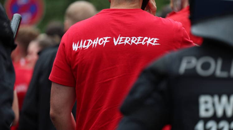 21.08.2026, xrekx, Fussball DFB Pokal 1.Runde, SV Waldhof Mannheim - 1.FC Kaiserslautern v.l. Polizei, FCK Fans ,Stimmung, Schals, Ultras, Zuschauer, Besucher, Choreo, Choreografie, atmosphere, scarves, spectators, visitors Waldhof Verrecke Shirts (DFL DFB REGULATIONS PROHIBIT ANY USE OF PHOTOGRAPHS as IMAGE SEQUENCES and or QUASI-VIDEO) Mannheim *** August 21, 2026, xrekx, Soccer DFB Cup 1st Round, SV Waldhof Mannheim vs. FC Kaiserslautern, police, FCK fans, atmosphere, scarves, ultras, spectators, visitors, choreography, choreography, atmosphere, scarves, spectators, visitors Waldhof Verrecke Shirts DFL DFB REGULATIONS PROHIBIT ANY USE OF PHOTOGRAPHS as IMAGE SEQUENCES and or QUASI-VIDEO Mannheim