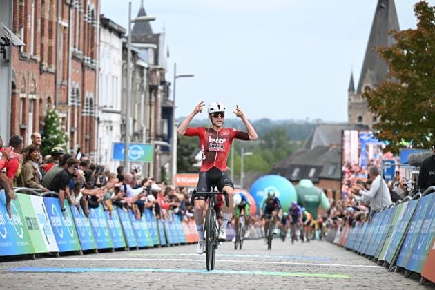 Sport Bilder des Tages Belgian Jenno Berckmoes of Lotto-Intermarche celebrates as he crosses the finish line to win stage three of the Renewi Tour multi-stage cycling race, from Celles to Geraardsbergen (182 km) on Friday 21 August 2026. The five-day race takes place from 19 to 23 08. DAVIDxPINTENS  x0864588781stx
