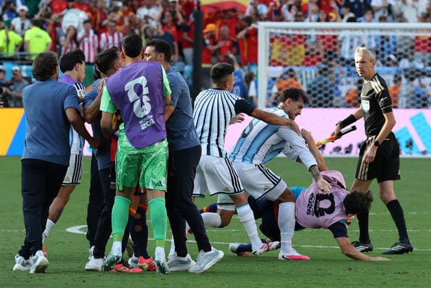 Argentine midfielder Leonardo Paredes (3rd-R) punches and shoves Spanish midfielder Gavi at the end of the 2026 FIFA World Cup, WM, Weltmeisterschaft, Fussball Final between Spain and Argentina at New York-New Jersey Stadium, USA, on July 19, 2026. Spain won and were crowned world champions. A month after the final, FIFA decided to suspend Paredes for 10 matches and Gavi for 1 match, in addition to imposing fines on the players and their respective associations. (Photo by Alejandro Pagni PHOTOxPHOTO) NEW JERSEY UNITED STATES Copyright: xALEJANDROxPAGNIx