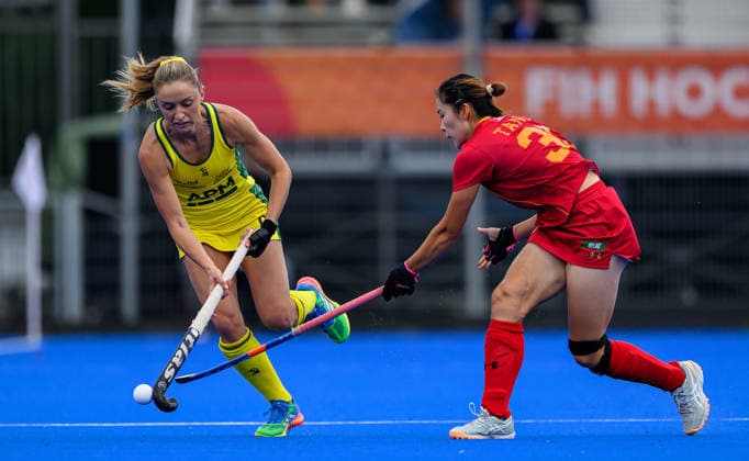 Hockey World Cup Day Seven Sarah Byrnes of Australia Women (Hockeyroos) is tackled by Jinzhuang Tan of China during the Pool E match in the 2026 FIH Hockey World Cup at Wagener Stadium, Amstelveen 21 08 2026 UK Newspapers OUT Copyright: xGraemexWilcocksonx FIL-23806-0048