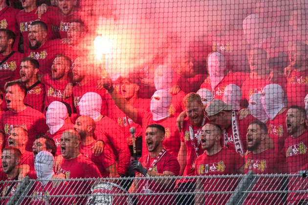 Die Fans vom 1. FC Kaiserslautern zünden in der Fankurve Pyrotechnik, Stimmung im Stadion, Atmosphäre, Pyro, Pyros, Ultras, Zuschauer, Fanblock, Chaoten, Bengalo, Bengalos, Feuerwerk, flare, 21.08.2026, Mannheim (Deutschland), Fussball, DFB-Pokal, 1. Runde, SV Waldhof Mannheim - 1. FC Kaiserslautern, DFB DFL REGULATIONS PROHIBIT ANY USE OF PHOTOGRAPHS AS IMAGE SEQUENCES AND OR QUASI-VIDEO. *** 1 FC Kaiserslautern fans set off pyrotechnics in the fan section; stadium atmosphere, pyro, Ultras, spectators, fan block, troublemakers, Bengalo, Bengalos, fireworks, flare, August 21, 2026, Mannheim, Germany, soccer, DFB Cup, 1st round, SV Waldhof Mannheim vs. 1 FC Kaiserslautern, DFB and DFL regulations prohibit any use of photographs as image sequences and or quasi-video xozx