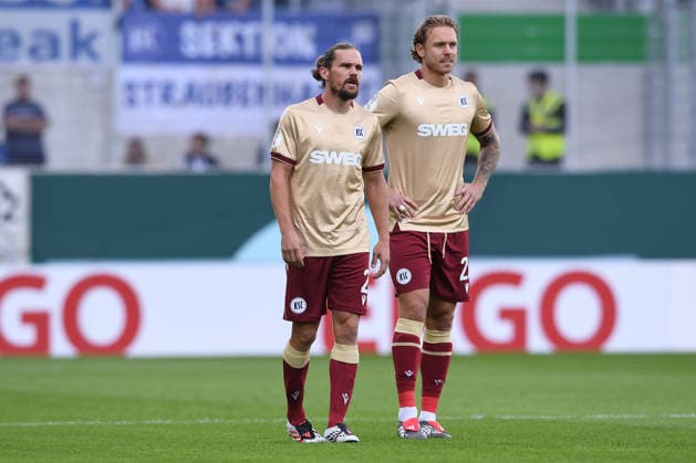 Fußball DFB-Pokal 1. Runde SC Preußen Münster - Karlsruher SC am 21.08.2026 im LVM-Preußenstadion in Münster Sebastian Jung ( Karlsruhe ), links - Marcel Franke ( Karlsruhe ), rechts DFB regulations prohibit any use of photographs as image sequences and or quasi-video. *** Soccer, DFB Cup, First Round: SC Preußen Münster vs. Karlsruher SC on August 21, 2026, at the LVM Preußenstadion in Münster. Sebastian Jung (Karlsruhe, left), Marcel Franke (Karlsruhe, right). DFB regulations prohibit any use of photographs as image sequences and or quasi-video. xRx