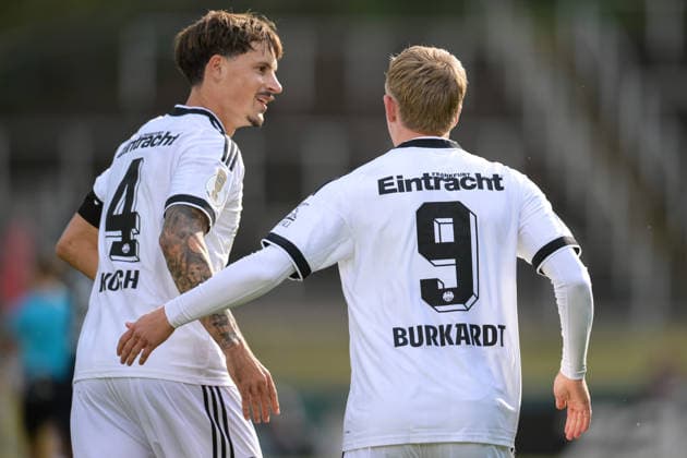 Fußball, DFB-Pokal, 20260821, SC St. Tönis - SG Eintracht Frankfurt. Im Bild Tor 0:1, v.l. Robin KOCH (Frankfurt, 4) Torschütze, Jonathan BURKARDT (Frankfurt, 9). Krefeld Grotenburg-Stadion Nordrhein-Westfalen Deutschland *** Soccer, DFB Cup, 20260821, SC St. Tönis vs. Eintracht Frankfurt. Pictured: Goal 0-1; from left: Robin KOCH (Frankfurt), 4 (goal scorer), Jonathan BURKARDT (Frankfurt), 9. Krefeld Grotenburg Stadium, North Rhine-Westphalia, Germany Copyright: Passion2Press MarkusxFischerx