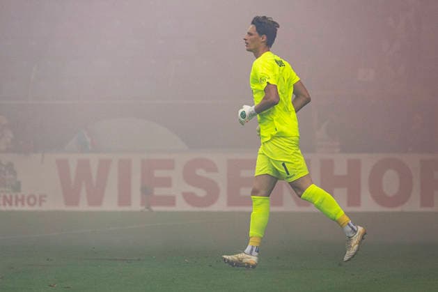 Sport Bilder des Tages Im Bild: Torwart Julian Krahl (1. FC Kaiserslautern, 1) mitten im Nebel, verursacht durch Pyrotechnik 21.08.2026, SV Waldhof Mannheim 07 - 1. FC Kaiserslautern, DFB-Pokal, 1. Runde, Deutschland, Mannheim, Carl-Benz-Stadion, DFL REGULATIONS PROHIBIT ANY USE OF PHOTOGRAPHS AS IMAGE SEQUENCES AND OR QUASI-VIDEO. *** Pictured: Goalkeeper Julian Krahl of 1. FC Kaiserslautern, 1, in the midst of fog caused by pyrotechnics, August 21, 2026, SV Waldhof Mannheim 07 vs. 1 FC Kaiserslautern, DFB Cup, 1st Round, Germany, Mannheim, Carl Benz Stadium, DFL REGULATIONS PROHIBIT ANY USE OF PHOTOGRAPHS AS IMAGE SEQUENCES AND OR QUASI-VIDEO Copyright: HMBxMedia xJulienxBecker