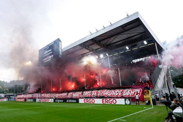 Die Fans vom 1. FC Kaiserslautern zünden in der Fankurve Pyrotechnik, Stimmung im Stadion, Atmosphäre, Pyro, Pyros, Ultras, Zuschauer, Fanblock, Chaoten, Bengalo, Bengalos, Feuerwerk, flare, 21.08.2026, Mannheim (Deutschland), Fussball, DFB-Pokal, 1. Runde, SV Waldhof Mannheim - 1. FC Kaiserslautern, DFB DFL REGULATIONS PROHIBIT ANY USE OF PHOTOGRAPHS AS IMAGE SEQUENCES AND OR QUASI-VIDEO. *** 1 FC Kaiserslautern fans set off pyrotechnics in the fan section; stadium atmosphere, pyro, ultras, spectators, fan block, troublemakers, Bengalo, Bengalos, fireworks, flare, August 21, 2026, Mannheim, Germany, soccer, DFB Cup, 1st round, SV Waldhof Mannheim vs. 1 FC Kaiserslautern, DFB DFL REGULATIONS PROHIBIT ANY USE OF PHOTOGRAPHS AS IMAGE SEQUENCES AND OR QUASI-VIDEO xozx