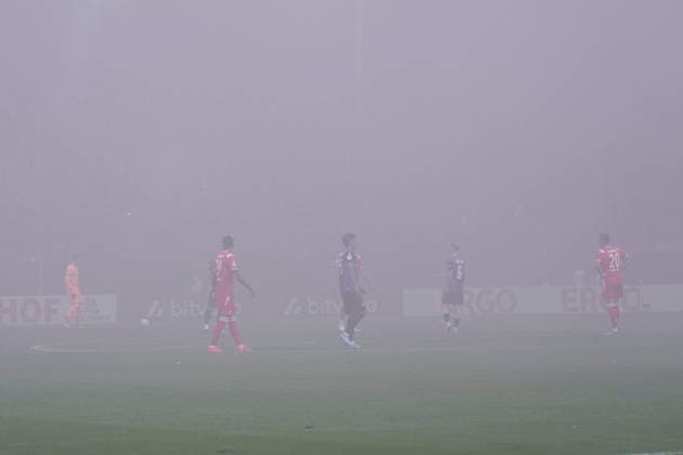 Spieler im Nebel, Spielunterbrechung wegen Pyrotechnik, Aktion, Action, Spielszene, 21.08.2026, Mannheim (Deutschland), Fussball, DFB-Pokal, 1. Runde, SV Waldhof Mannheim - 1. FC Kaiserslautern, DFB DFL REGULATIONS PROHIBIT ANY USE OF PHOTOGRAPHS AS IMAGE SEQUENCES AND OR QUASI-VIDEO. *** Players in the fog, game interrupted due to pyrotechnics, action, game scene, August 21, 2026, Mannheim, Germany, soccer, DFB Cup, 1st Round, SV Waldhof Mannheim 1 vs. FC Kaiserslautern, DFB and DFL regulations prohibit any use of photographs as image sequences and or quasi-video xozx