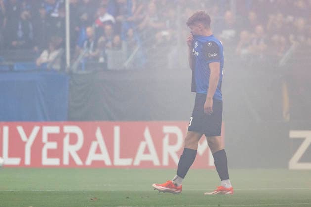 Im Bild: Moritz Polte (SV Waldhof Mannheim 07, 3) mitten im Nebel, verursacht durch Pyrotechnik 21.08.2026, SV Waldhof Mannheim 07 - 1. FC Kaiserslautern, DFB-Pokal, 1. Runde, Deutschland, Mannheim, Carl-Benz-Stadion, DFL REGULATIONS PROHIBIT ANY USE OF PHOTOGRAPHS AS IMAGE SEQUENCES AND OR QUASI-VIDEO. *** Pictured: Moritz Polte of SV Waldhof Mannheim 07, No. 3, in the midst of fog caused by pyrotechnics, August 21, 2026, SV Waldhof Mannheim 07 vs. 1 FC Kaiserslautern, DFB Cup, First Round, Germany, Mannheim, Carl Benz Stadium, DFL regulations prohibit any use of photographs as image sequences and or quasi-video Copyright: HMBxMedia xJulienxBecker