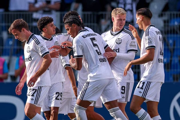 21.08.2026, Fußball, SC St. Tönis - Eintracht Frankfurt, 1. Runde DFB-Pokal 2026 27, Grotenburg-Stadion in Krefeld, Saison 2026 2027: Torjubel nach dem Tor zum 1:0 durch Torschütze Jonathan Burkardt (Eintracht Frankfurt 09) zusammen mit Mario Götze (Eintracht Frankfurt 27) Ayoube Amaimouni-Echghouyab (Eintracht Frankfurt 29) Otavio Galdino Fernandes(Eintracht Frankfurt 05) Younes Ebnoutalib (Eintracht Frankfurt 11) DFB regulations prohibit any use of photographs as image sequences and or quasi-video. Nordrhein-Westfalen Deutschland *** August 21, 2026, Soccer, SC St. Tönis vs. Eintracht Frankfurt, First Round of the 2026–27 DFB Cup, Grotenburg Stadium in Krefeld, 2026–2027 season: Goal celebration after the 1–0 goal scored by Jonathan Burkardt (No. 09) of Eintracht Frankfurt, along with Mario Götze (No. 27), Ayoube Amaimouni Echghouyab (No. 29), and Otavio Galdino Fernandes of Eintracht Frankfurt 05, Younes Ebnoutalib, Eintracht Frankfurt 11. DFB regulations prohibit any use of photographs as image sequences and or quasi-video. North Rhine-Westphalia, Germany