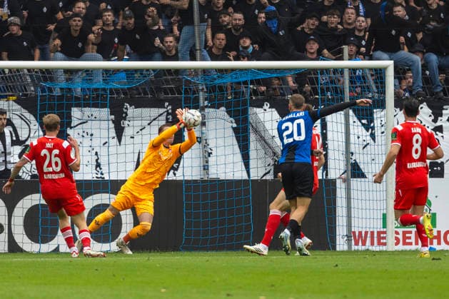 Im Bild: Torwart Julian Krahl (1. FC Kaiserslautern, 1) wehrt den ersten Torscguss von Mannheim ab. 21.08.2026, SV Waldhof Mannheim 07 - 1. FC Kaiserslautern, DFB-Pokal, 1. Runde, Deutschland, Mannheim, Carl-Benz-Stadion, DFL REGULATIONS PROHIBIT ANY USE OF PHOTOGRAPHS AS IMAGE SEQUENCES AND OR QUASI-VIDEO. *** Pictured: Goalkeeper Julian Krahl of 1. FC Kaiserslautern, 1, saves Mannheim s first shot on goal, August 21, 2026, SV Waldhof Mannheim 07 vs. 1 FC Kaiserslautern, DFB Cup, First Round, Germany, Mannheim, Carl Benz Stadium. DFL regulations prohibit any use of photographs as image sequences and or quasi-video. Copyright: HMBxMedia xJulienxBecker