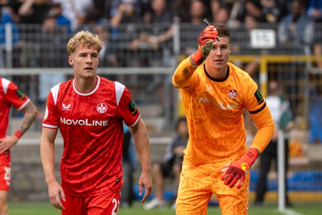 DFB-Pokal: SV Waldhof Mannheim vs 1. FC Kaiserslautern, 21.08.2026 Im Vordergrund Mika Haas (1. FC Kaiserslautern, 22) und im Hintergrund Julian Krahl (1. FC Kaiserslautern, 1) zusehen mit einem Gegenstück der Mannheimer Fans DFB-Pokal: SV Waldhof Mannheim vs 1. FC Kaiserslautern, Carl-Benz-Stadion, 21.08.2026 DFB DFL REGULATIONS PROHIBIT ANY USE OF PHOTOGRAPHS AS IMAGE SEQUENCES AND OR QUASI-VIDEO. *** DFB Cup: SV Waldhof Mannheim vs. 1 FC Kaiserslautern, August 21, 2026. In the foreground: Mika Haas (1 FC Kaiserslautern, 22); in the background: Julian Krahl (1 FC Kaiserslautern), 1 watching alongside a group of Mannheim fans. DFB Cup: SV Waldhof Mannheim vs. 1 FC Kaiserslautern, Carl Benz Stadium, August 21, 2026 DFB and DFL regulations prohibit any use of photographs as image sequences and or quasi-video. Copyright: xBEAUTIFULxSPORTS Hillx