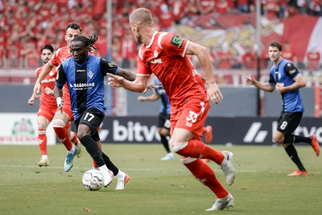 21.08.2026, xhettx, Fussball DFB Pokal 1.Runde, SV Waldhof Mannheim - 1.FC Kaiserslautern v.l. Owono Keumo (SV Waldhof Mannheim, 17) treibt den Ball durchs Mittelfeld (DFL DFB REGULATIONS PROHIBIT ANY USE OF PHOTOGRAPHS as IMAGE SEQUENCES and or QUASI-VIDEO) *** August 21, 2026, xhettx, Soccer DFB Cup 1st Round, SV Waldhof Mannheim 1 FC Kaiserslautern v l Owono Keumo SV Waldhof Mannheim, 17 drives the ball through the midfield DFL DFB REGULATIONS PROHIBIT ANY USE OF PHOTOGRAPHS as IMAGE SEQUENCES and or QUASI-VIDEO