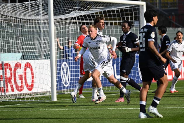 21.08.2026, xjhx, Fussball DFB Pokal 1.Runde, SC St.Tönis - Eintracht Frankfurt v.l. Torjubel nach dem Tor zum celebrating the goal celebrate 0:1 durch Jonathan Jonny Burkardt (Eintracht Frankfurt) Krefeld *** August 21, 2026, xjhx, Soccer, DFB Cup, First Round, SC St. Tönis vs. Eintracht Frankfurt – Goal celebration after Jonathan Jonny Burkardt scored the 0-1 goal for Eintracht Frankfurt in Krefeld