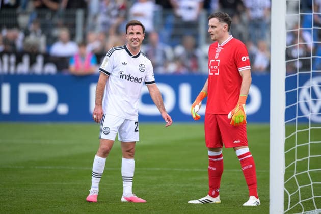 Fußball, DFB-Pokal, 20260821, SC St. Tönis - SG Eintracht Frankfurt. Im Bild v.l. Mario GÖTZE (Frankfurt, 27), Torwart Simon SELL (Tönis, 1). Krefeld Grotenburg-Stadion Nordrhein-Westfalen Deutschland *** Soccer, DFB Cup, 20260821, SC St. Tönis vs. Eintracht Frankfurt. Pictured, from left: Mario GÖTZE (Frankfurt, 27), goalkeeper Simon SELL (Tönis, 1). Krefeld Grotenburg Stadium, North Rhine-Westphalia, Germany Copyright: Passion2Press MarkusxFischerx