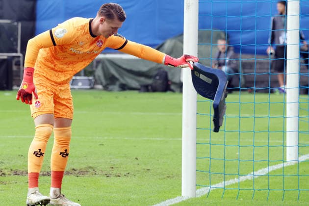 21.08.2026, xrekx, Fussball DFB Pokal 1.Runde, SV Waldhof Mannheim - 1.FC Kaiserslautern v.l. Julian Krahl (1.FC Kaiserslautern) Sitzschale aus dem Waldhof-Block (DFL DFB REGULATIONS PROHIBIT ANY USE OF PHOTOGRAPHS as IMAGE SEQUENCES and or QUASI-VIDEO) Mannheim *** August 21, 2026, xrekx, Soccer DFB Cup 1st Round, SV Waldhof Mannheim 1 FC Kaiserslautern v l Julian Krahl 1 FC Kaiserslautern Seat from the Waldhof Block DFL DFB REGULATIONS PROHIBIT ANY USE OF PHOTOGRAPHS AS IMAGE SEQUENCES AND OR QUASI-VIDEO Mannheim