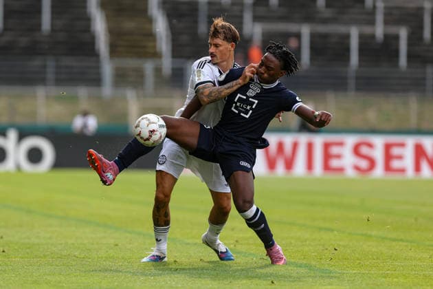21.08.2026, GER, Fussball, Herren, DFB-Pokal, Saison 2026 2027, SC St. Tönis vs Eintracht Frankfurt Robin Koch (Frankfurt) und Farid Omorou (Tönis) im Kampf um den Ball Krefeld Grotenburg-Stadion Nordrhein-Westfalen Deutschland *** August 21, 2026, GER, Soccer, Men s, DFB Cup, 2026–2027 Season, SC St. Tönis vs. Eintracht Frankfurt; Robin Koch (Frankfurt) and Farid Omorou (Tönis) battling for the ball at Krefeld Grotenburg Stadium, North Rhine-Westphalia, Germany Copyright: xAdrianxSchlüterx