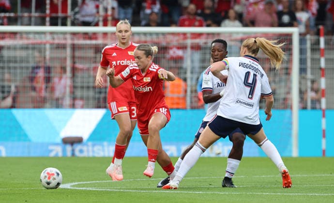 Lisa Heiseler am Ball, Glodis Perla Viggosdottir Zweikampf Spielszene Aktion Fußball Fussball 1. Bundesliga Damen Frauen 1. Spieltag Saison 2026 2027 21.08.2026 1.FC Union Berlin vs. FC Bayern München FCB DFL regulations prohibit any use of photographs as image sequences and or quasi-video *** Lisa Heiseler in action, Glodis Perla Viggosdottir, tackle, game scene, action, sports, soccer, women’s soccer, 1st Bundesliga, women’s division, Matchday 1, 2026–2027 season, August 21, 2026, 1. FC Union Berlin vs. FC Bayern Munich (FCB). DFL regulations prohibit any use of photographs as image sequences and or quasi-video
