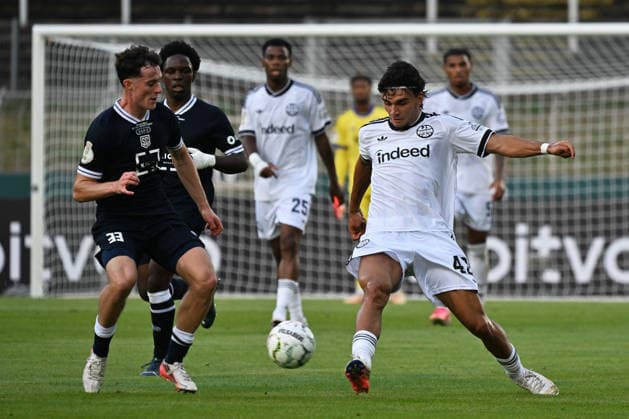 21.08.2026, xjhx, Fussball DFB Pokal 1.Runde, SC St.Tönis - Eintracht Frankfurt v.l. Jonas Theuerzeit (SC St. Tönis 1911 20) Can Uzun (Eintracht Frankfurt) Zweikampf, Aktion, action, battle for the ball Krefeld *** August 21, 2026, xjhx, Soccer DFB Cup 1st Round, SC St. Tönis vs. Eintracht Frankfurt – Jonas Theuerzeit (SC St. Tönis 1911) vs. Can Uzun (Eintracht Frankfurt) – tackle, action, battle for the ball, Krefeld