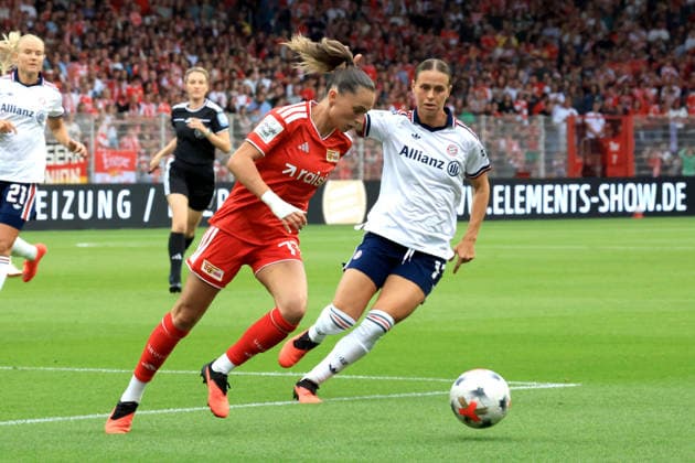 21.08.2026, GER Deutschland, Fussball, 1.Fussballbundesliga, Frauen, 2026 2027, Alte Foersterei, 1.FC Union vs. Bayern Muenchen Jill Janssen ( 1.FC Union Berlin 77 ), Buehl Klara ( FC Bayern Muenchen 17 ) 1. Liga: DFB DFL regulations prohibit any use of photographs as image sequences and or quasi-video) Berlin Stadion Alte Foersterei Berlin Deutschland *** August 21, 2026, GER Germany, Soccer, 1st Bundesliga, Women, 2026–2027, Alte Foersterei, 1. FC Union vs. Bayern Munich, Jill Janssen (1. FC Union Berlin) 77, Klara Buehl (FC Bayern Munich) 17. DFB and DFL regulations prohibit any use of photographs as image sequences and or quasi-video. Berlin, Alte Foersterei Stadium, Berlin, Germany Copyright: xNordphotox xEnglerx