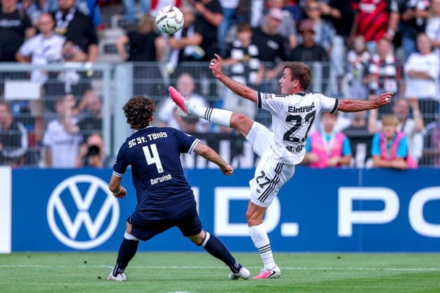 21.08.2026, Fußball, SC St. Tönis - Eintracht Frankfurt, 1. Runde DFB-Pokal 2026 27, Grotenburg-Stadion in Krefeld, Saison 2026 2027: Memlan Darwish (SC St. Tönis 04) im Zweikampf gegen Mario Götze (Eintracht Frankfurt 27) DFB regulations prohibit any use of photographs as image sequences and or quasi-video. Nordrhein-Westfalen Deutschland *** August 21, 2026, Soccer, SC St. Tönis vs. Eintracht Frankfurt, First Round of the 2026–27 DFB Cup, Grotenburg Stadium in Krefeld, 2026–2027 season: Memlan Darwish of SC St. Tönis 04 in a tackle against Mario Götze of Eintracht Frankfurt. DFB regulations prohibit any use of photographs as image sequences and or quasi-video. North Rhine-Westphalia, Germany