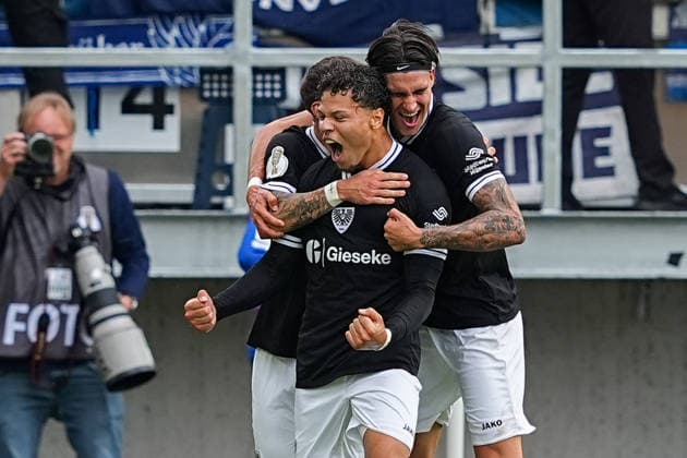 21.08.2026, xydrx, Fußball, DFB Pokal, SC Preußen Münster - Karlsruher SC, Saison 2026 2027, LVM-Preußenstadion: Torjubel nach dem Tor zum 1:0 für den SC Preußen Muenster durch Torschütze Montell Ndikom (SC Preußen Muenster, 28) zusammen mit Louis Kolbe (SC Preußen Muenster, 2) DFB regulations prohibit any use of photographs as image sequences and or quasi-video. *** August 21, 2026, xydrx, Soccer, DFB Cup, SC Preußen Münster vs. Karlsruher SC, 2026–2027 season, LVM Preußenstadion: Celebrations after SC Preußen Münster took a 1–0 lead with a goal by Montell Ndikom, SC Preußen Münster, 28, alongside Louis Kolbe, SC Preußen Münster. DFB regulations prohibit any use of photographs as image sequences and or quasi-video. Copyright: HMBxMedia YannisxDreimann