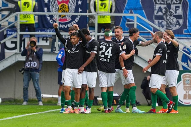 21.08.2026, xydrx, Fußball, DFB Pokal, SC Preußen Münster - Karlsruher SC, Saison 2026 2027, LVM-Preußenstadion: Torjubel nach dem Tor zum 1:0 für den SC Preußen Muenster durch Torschütze Montell Ndikom (SC Preußen Muenster, 28) zusammen mit Louis Kolbe (SC Preußen Muenster, 2) und Niko Koulis (SC Preußen Muenster, 24) DFB regulations prohibit any use of photographs as image sequences and or quasi-video. *** August 21, 2026, xydrx, Soccer, DFB Cup, SC Preußen Münster vs. Karlsruher SC, 2026–2027 season, LVM Preußenstadion: Goal celebration after SC Preußen Münster’s 1–0 goal scored by Montell Ndikom, SC Preußen Münster, 28, alongside Louis Kolbe, SC Preußen Münster, 2, and Niko Koulis of SC Preußen Münster, 24. DFB regulations prohibit any use of photographs as image sequences and or quasi-video. Copyright: HMBxMedia YannisxDreimann