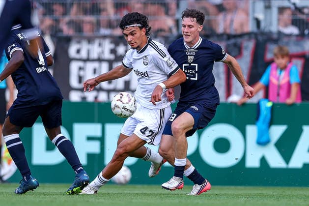 21.08.2026, Fußball, SC St. Tönis - Eintracht Frankfurt, 1. Runde DFB-Pokal 2026 27, Grotenburg-Stadion in Krefeld, Saison 2026 2027: Can Uzun (Eintracht Frankfurt 42) im Zweikampf gegen Jonas Theuerzeit (SC St. Tönis 33) DFB regulations prohibit any use of photographs as image sequences and or quasi-video. Nordrhein-Westfalen Deutschland *** August 21, 2026, Soccer, SC St. Tönis vs. Eintracht Frankfurt, First Round of the 2026–27 DFB Cup, Grotenburg Stadium in Krefeld, 2026–2027 season: Can Uzun of Eintracht Frankfurt (42) in a tackle against Jonas Theuerzeit of SC St. Tönis (33). DFB regulations prohibit any use of photographs as image sequences and or quasi-video. North Rhine-Westphalia, Germany